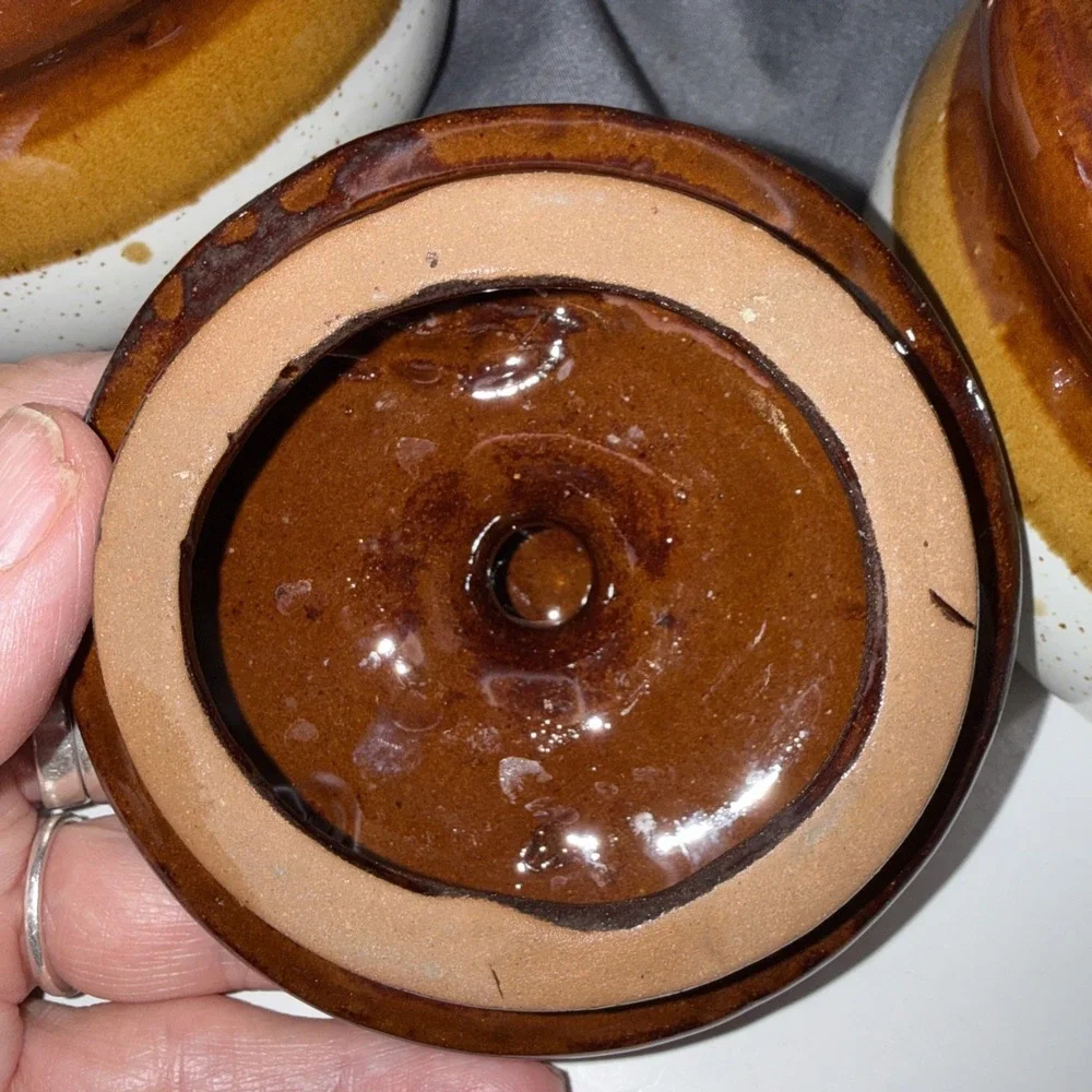 Set Of 4 Vintage brown-glazed French onion soup bowls With Lids